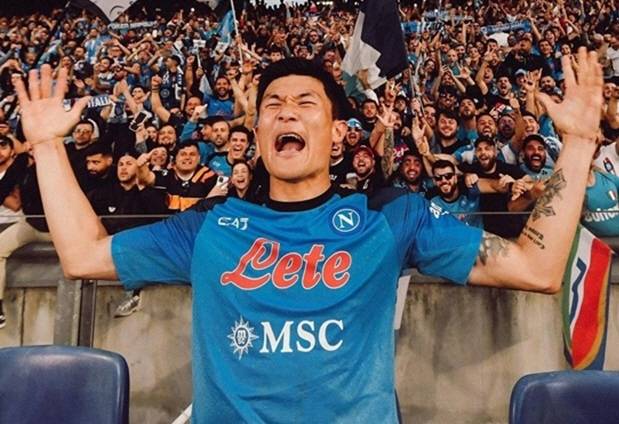 팬들 앞에서 포효하는 김민재. /사진=나폴리 공식 SNS 갈무리