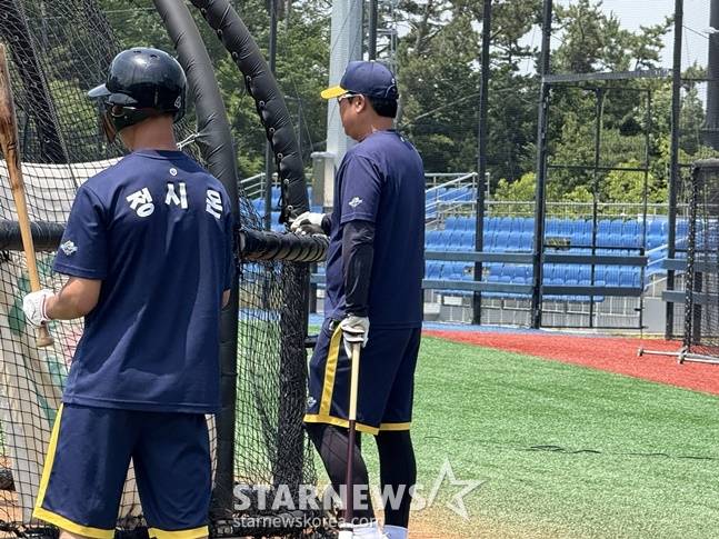 장원진 타격코치(오른쪽)가 19일 부산 기장-KBO 야구센터에서 열린 2025 KBO 넥스트-레벨 트레이닝 캠프 4일차 훈련에서 선수들의 타격을 지켜보고 있다. /사진=양정웅 기자