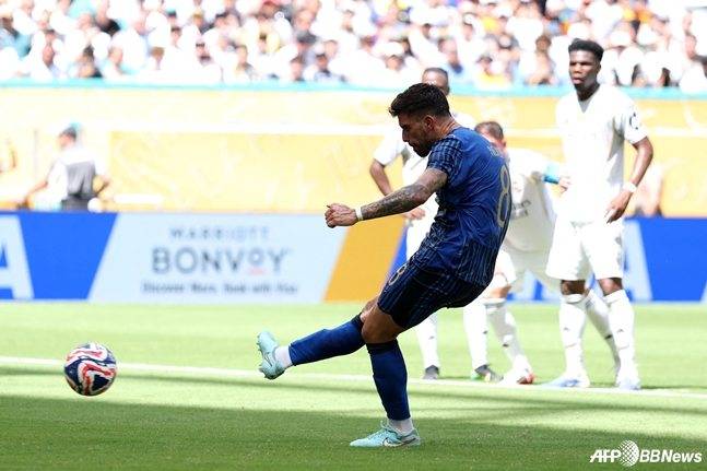 후벵 네베스가 레알 마드리드전에서 페널티킥을 오른발 슈팅으로 마무리하고 있다. /AFPBBNews=뉴스1