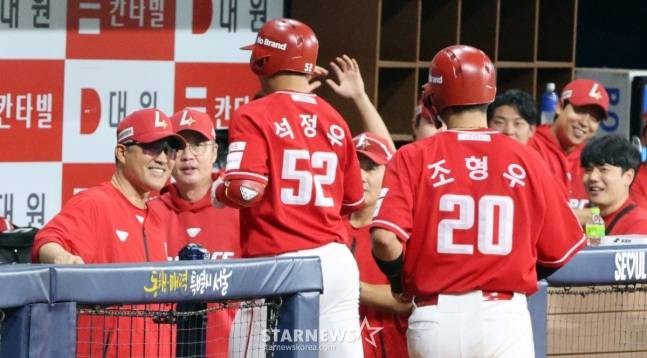 홈런을 쏘아올린 석정우를 맞이하는 이숭용 SSG 감독(왼쪽). /사진=강영조 선임기자