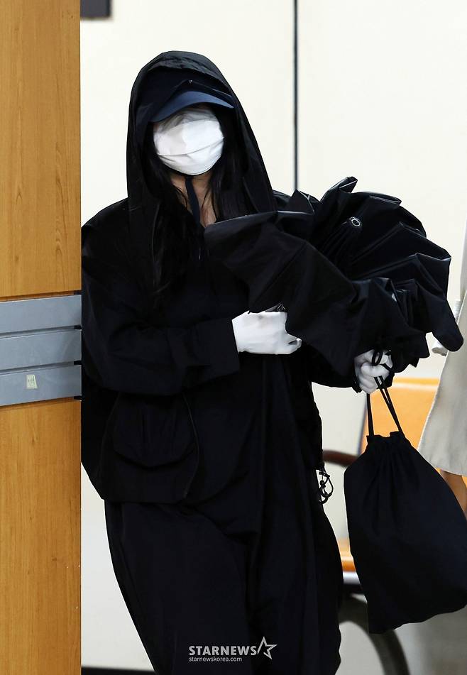 (서울=뉴스1) 이승배 기자 = 가수 강다니엘의 명예를 훼손한 혐의를 받는 유튜버 '탈덕수용소' 박 모씨가 11일 오후 서울 서초구 서울중앙지방법원에서 열린 정보통신망 이용촉진 및 정보보호 등에 관한 법률 위반(명예훼손) 1심에서 벌금 천만원을 선고 받고 법정을 나서고 있다.  박 씨는 유튜브 채널 '탈덕수용소'에 '국민 남친 배우 아이돌의 문란한 사생활'이라는 제목의 허위 영상을 올려 강다니엘의 명예를 훼손한 혐의를 받는다. (공동취재) 2024.9.11/뉴스1  Copyright (C) 뉴스1. All rights reserved. 무단 전재 및 재배포,  AI학습 이용 금지. /사진=(서울=뉴스1) 이승배 기자