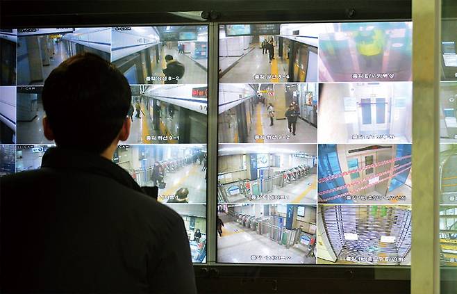 서울교통공사는 지하철 객차 내 CCTV 실시간 모니터링 기술을 감추고 있다.[사진｜뉴시스]