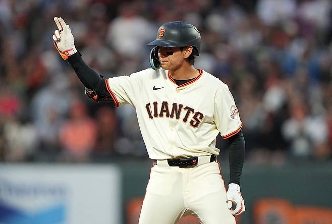 샌프란시스코 자이언츠 이정후가 올해 미국 메이저리그 경기에 출전해 세리머니하고 있다. 이정후는 19일 클리블랜드 가디언스전에서 빅리그 데뷔 후 처음으로 6번 타자로 선발 출전한다. AFP 연합뉴스
