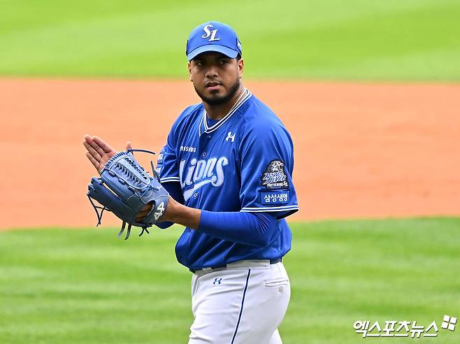 삼성 라이온즈가 발등 피로골절 재발 부상을 당한 기존 외국인 투수 데니 레예스와 결별 뒤 5일 만에 새 외국인 투수 헤르손 가라비토 영입을 공식 발표했다. 가라비토는 잔여 시즌 연봉 35만 6666달러에 계약 도장을 찍었다. 엑스포츠뉴스 DB