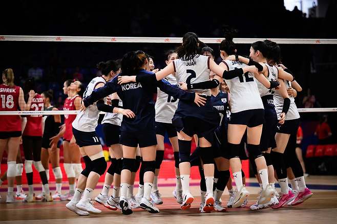 한국 여자배구 대표팀 선수들이 18일 튀르키예 이스탄불에서 열린 2025 FIVB 발리볼네이션스리그 2주차 첫 경기 캐나다전에서 승리한 뒤 세리머니하고 있다. FIVB 공식 홈페이지