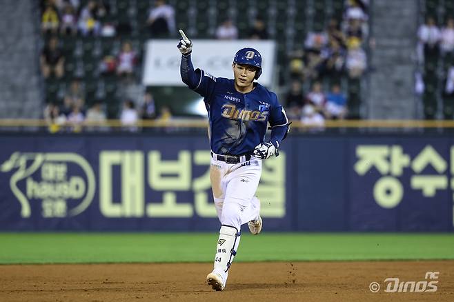 NC 다이노스가 선발투수 신민혁의 7이닝 무실점 호투에 힘입어 잠실 원정에서 위닝 시리즈를 따냈다. NC 다이노스