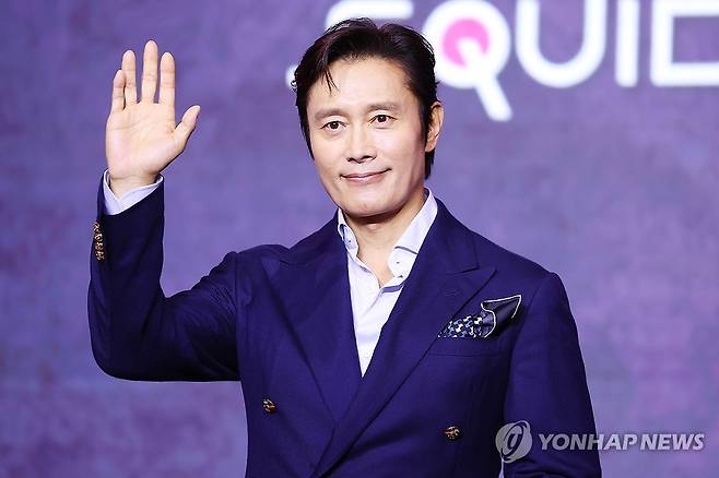 인사하는 이병헌 [연합뉴스 자료사진] 배우 이병헌이 9일 서울 용산구 드래곤시티 호텔에서 열린 넷플릭스 글로벌 흥행작 '오징어 게임' 시즌3 제작발표회에서 포즈를 취하고 있다. 2025.6.9 photo@yna.co.kr