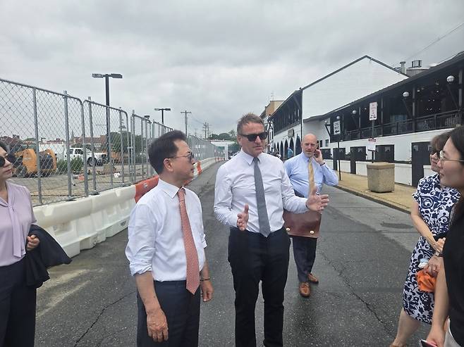 아나폴리스시장과 도시 현장을 둘러보는 육동한 춘천시장 [촬영 이상학]