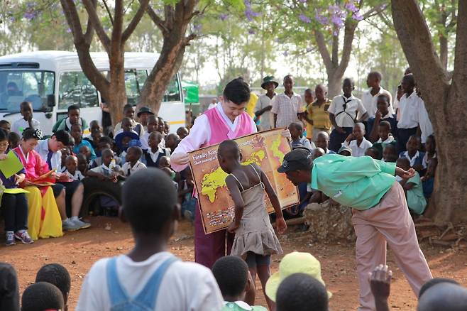 짐바브웨 청소년에게 한국을 소개하는 모습 [박기태 제공. 재판매 및 DB 금지]