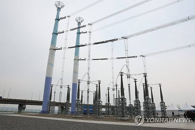 '13년 지연' 북당진∼신탕정 345㎸ 송전선로 준공 (당진=연합뉴스) 국내 최장기 송전망 지연 사업인 충남 북당진∼신탕정(아산) 345㎸ 송전선로 준공식이 2일 당진시 송악읍 인근 해상철탑에서 열렸다. 사진은 준공된 송전선로. 이 송전선로는 애초 2012년 6월 준공을 목표로 했으나, 주민 반대와 지방자치단체 인허가 지연 등으로 2014년 6월에야 아산 구간부터 공사를 시작할 수 있었다. 2025.4.2 [충남도 제공. 재판매 및 DB 금지] cobra@yna.co.kr