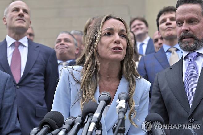 18일(현지시간) 경찰관 남자친구 살해 혐의 벗은 캐런 리드 [AP=연합뉴스. 재판매 및 DB 금지]