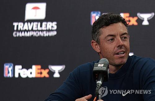 기자회견 하는 로리 매킬로이. [AFP/게티이미지=연합뉴스]