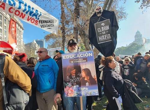 팻말을 든 크리스티나 페르난데스 전 대통령 지지자 (부에노스아이레스=연합뉴스) 김선정 통신원 = 크리스티나 전 대통령 지지자인 후안(62)이 '교육: 이것 때문에 유죄를 받았다'란 팻말을 들고 있다. 크리스티나 전 대통령은 재임 기간에 가장 많은 학교와 대학교를 설립한 대통령이라고 알려져 있다. 2025.6.18 sunniek8@yna.co.kr