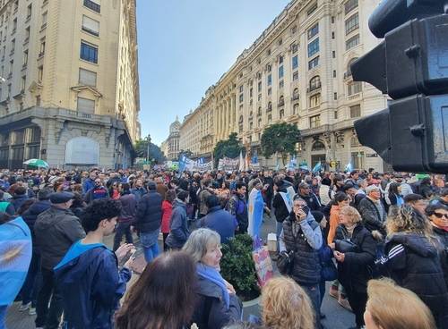 크리스티나 페르난데스 전 대통령 지지 시위 (부에노스아이레스=연합뉴스) 김선정 통신원 = 18일(현지시간) 크리스티나 페르난데스 전 대통령의 무죄를 주장하는 지지자들이 5월 광장으로 진입하기 위해 기다리고 있다. 이번 시위에는 100만여명이 참석했다고 주최측은 주장했다. 2025.6.18 sunniek8@yna.co.kr
