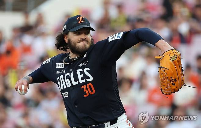 투구하는 폰세 (광주=연합뉴스) 조남수 기자 = 8일 광주 기아챔피언스필드에서 열린 프로야구 한화 이글스와 KIA 타이거즈의 경기. 한화 선발투수 폰세가 6회에 투구하고 있다. 2025.6.8 iso64@yna.co.kr