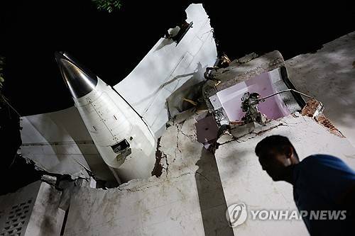 건물로 추락한 에어인디아 여객기 [로이터 연합뉴스. 재판매 및 DB 금지]