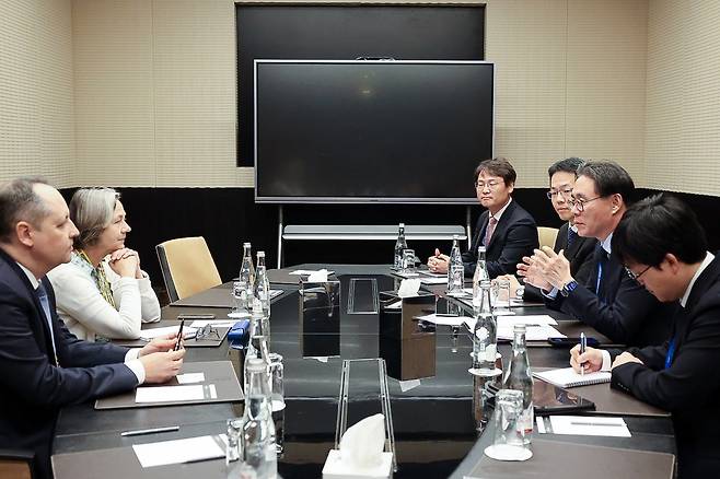 국세청장, 유럽 조세행정협의기구 총회 참석 (세종=연합뉴스) 강민수 국세청장이 유럽 조세행정협의기구(IOTA) 총회에 참석해 세정협력 강화 방안을 논의했다고 국세청이 19일 밝혔다. 사진은  사무총장과 양자 면담을 하는 강 청장. 2025.6.19 [국세청 제공]