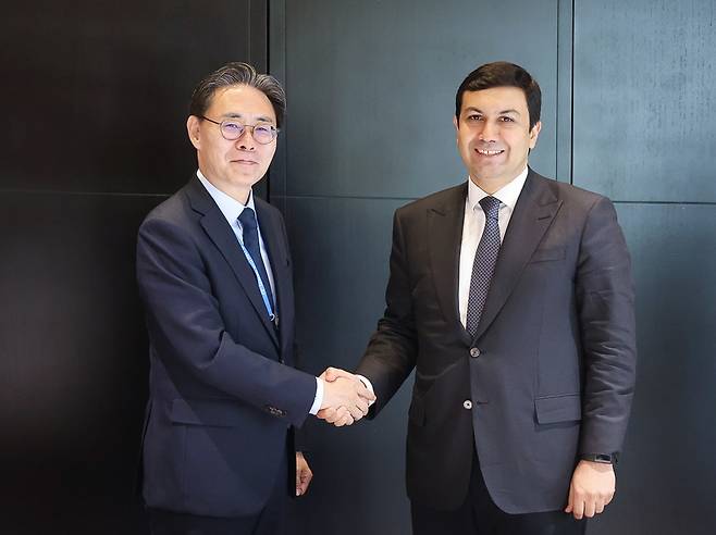 국세청장, 유럽 조세행정협의기구 총회 참석 (세종=연합뉴스) 강민수 국세청장이 유럽 조세행정협의기구(IOTA) 총회에 참석해 세정협력 강화 방안을 논의했다고 국세청이 19일 밝혔다. 사진은 오르칸 나잘리 아제르바이잔 국세청장과 만난 강 청장. 2025.6.19 [국세청 제공]