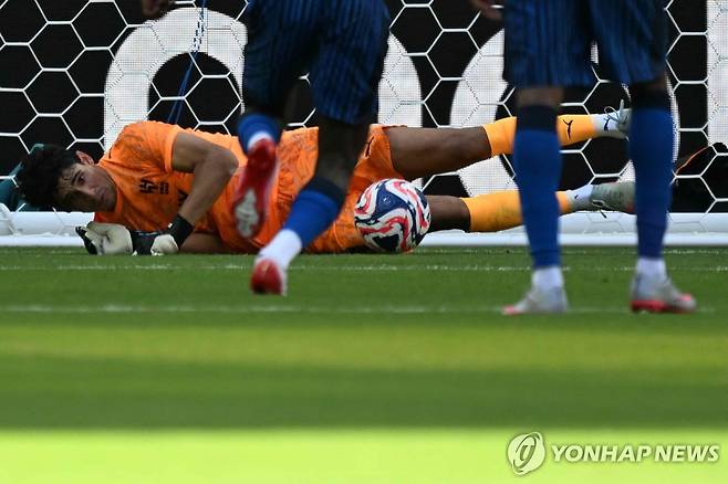 페널티킥 막아내는 알힐랄 골키퍼 야신 부누 [AFP=연합뉴스]