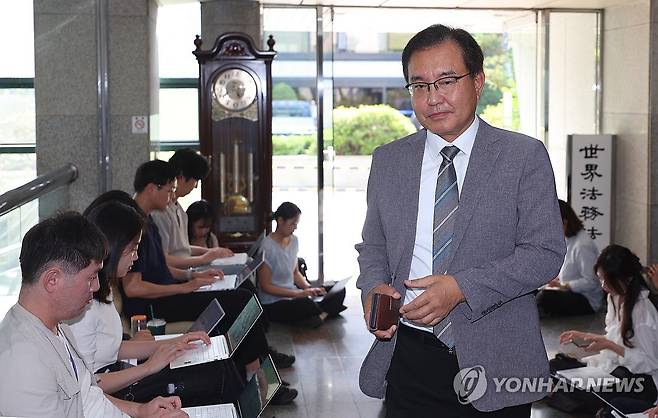 출근하는 이명현 특별검사 (서울=연합뉴스) 김도훈 기자 = 순직 해병 수사 방해 의혹 사건을 수사하는 이명현 특별검사가 19일 서울 서초구 자신의 사무실로 출근하고 있다. 2025.6.19 superdoo82@yna.co.kr