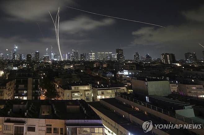 이란 미사일 공격 막는 이스라엘 방공 시스템 [AP 연합뉴스 자료사진. 재판매 및 DB 금지]