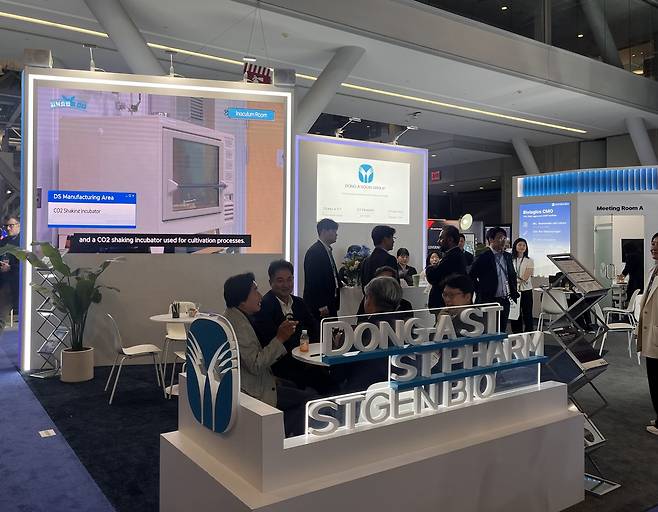 2025 바이오 USA 행사장에 마련된 동아쏘시오그룹 부스 (보스턴=연합뉴스) 유한주 기자 = 18일(현지시간) 2025 바이오 USA 행사장에 마련된 동아쏘시오그룹 부스에서 미팅이 진행되는 모습. 2025.6.18. hanju@yna.co.kr