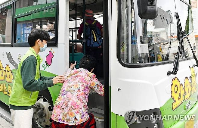 짐 들어주고 노선 안내하고…정선군 '공영버스 도우미' 눈길 [정선군 제공. 재판매 및 DB 금지]
