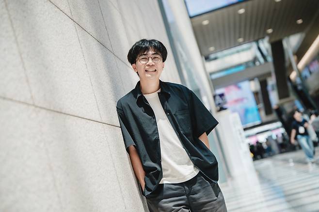 장자샹, '밤의 신이 내려온다' 출간 기념 인터뷰 '밤의 신이 내려온다'를 펴낸 대만의 작가 장자샹이 19일 서울 강남구 코엑스에서 포즈를 취하고 있다. [민음사 제공. 재판매 및 DB 금지]