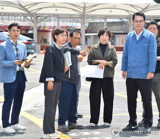 이순걸 울주군수, 시장 찾아 현장 행정 2025년 5월 27일 이순걸 울산 울주군수는 관계 공무원 일행과 함께 울주군 온양읍 남창옹기종기시장을 방문, 시장 광장과 노점구역 정비를 포함한 시설개선공사 현장을 점검한 뒤 상인회 관계자들에게 시장 활성화를 당부했다. [울주군 제공]