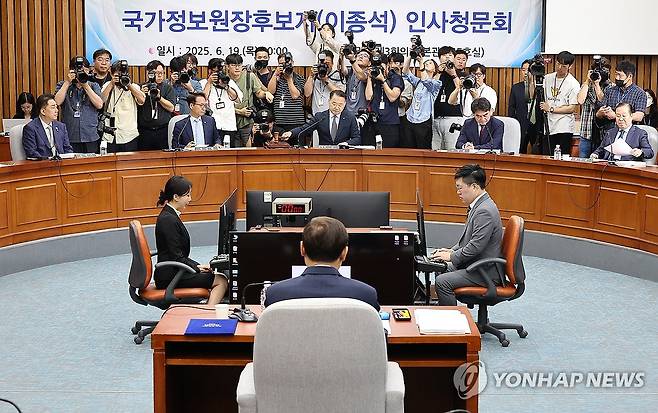 이종석 국정원장 후보자 인사청문회 시작하는 신성범 위원장 (서울=연합뉴스) 김주형 기자 = 19일 서울 여의도 국회 정보위원회에서 신성범 위원장이 이종석 국가정보원장 후보자 인사청문회를 시작하는 의사봉을 두드리고 있다. 2025.6.19 kjhpress@yna.co.kr