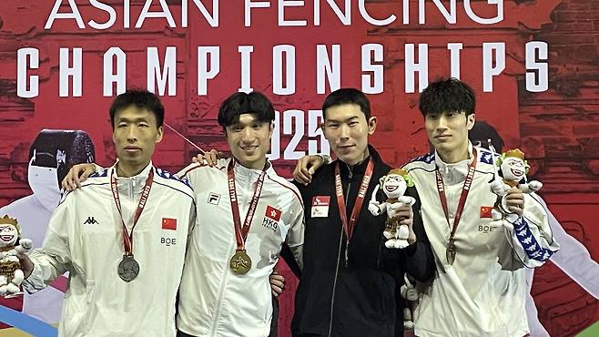 남자 플뢰레 동메달 획득한 윤정현(오른쪽에서 두 번째) [대한펜싱협회 제공. 재판매 및 DB 금지]