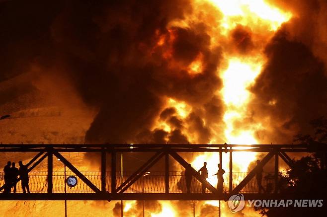 불타는 테헤란 (테헤란 로이터=연합뉴스) 지난 15일(현지시간) 이란 테헤란의 유류고가 이스라엘군의 공습으로 화재가 발생한 모습. 2025.6.19 photo@yna.co.kr