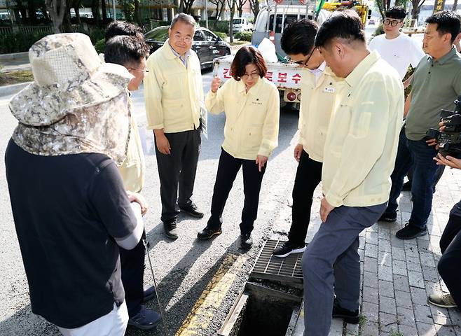 안성시는 여름철 집중호우에 대비해 하수도 준설 및 빗물받이 청소 현장을 점검했다. 사진=안성시