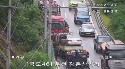 ◇20일 낮 12시56분께 춘천시 강촌삼거리 46번국도에서 “마이티 트럭에 불이 났다”는 119 신고가 접수됐다. 사진=국토교통부 CCTV 캡처