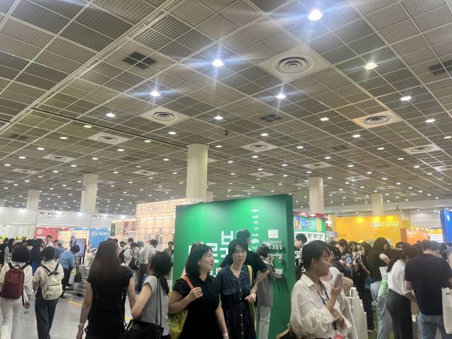 19일 서울 강남구 삼성동 코엑스에서 열린 2025 서울국제도서전에서 독자들이 책을 보고 있다. 김세연 기자