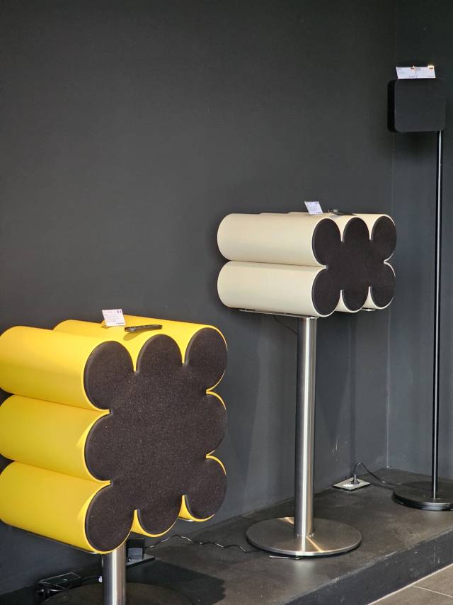 발롱 드 파리의 ‘오브제9’(왼쪽)과 ‘오브제6’. 외관은 유려하지만 음질에 많은 기대를 해선 안 된다. 저음을 일부러 깎아낸 듯 가벼운 톤은 호불호를 가를 요소다. 조경건 부산닷컴 기자