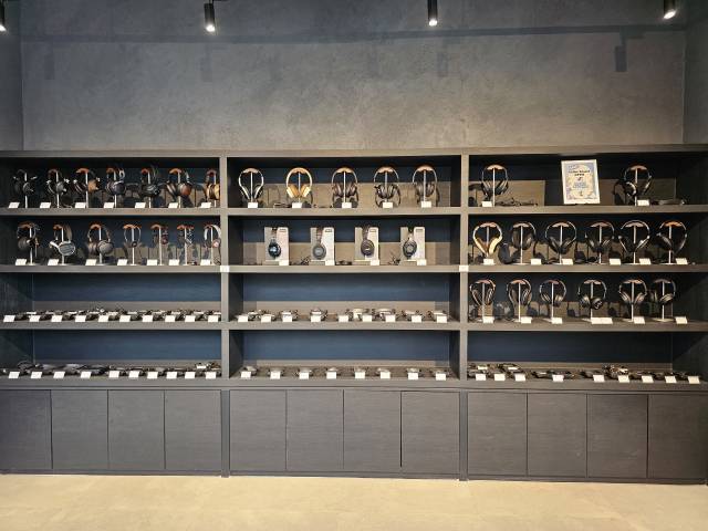 매장에 비치된 다양한 헤드폰과 이어폰, DAC. 향후 계속해서 제품이 추가될 예정이라고 한다. 원하는 기기를 들고 맞은 편 자리에 앉아 부담 없이 들어볼 수 있다. 조경건 부산닷컴 기자