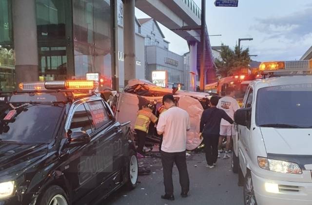 지난 19일 오후 7시께 김해시 삼정동 버스 정류장에서 3중 추돌 사고가 발행해 8명이 다쳤다. 독자 제공