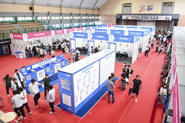 문경시가 18일 문경실내체육관에서 '2025 문경시 일자리 박람회'를 개최했다.