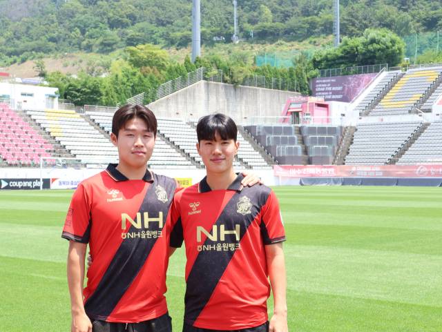 경남FC에 합류한 경남 U18 진주고 출신 김하민(왼쪽),전민수가 기념사진을 찍고 있다./경남FC/