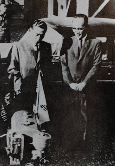 박 대통령은 대통령 취임 후에도 농기계 생산에 많은 관심을 보였다. 1964년 대동공업사 경운기 생산 현장을 둘러 보는 모습./대동50년사/