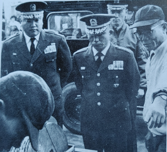 1963년 박정희 국가재건회의 의장의 대동공업사 방문 모습./대동50년사/