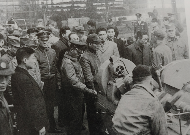 박정희 국가재건회의 의장은 한국 농업의 중요성을 인식하고 재임 중 두 번이나 대동공업사를 방문했다. 사진은 1962년 박정희 국가재건회의 의장의 대동공업사 방문 모습./대동50년사/