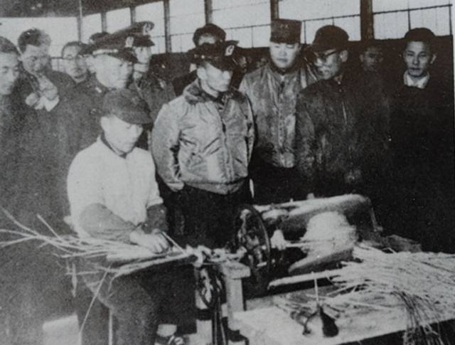 박정희 대통령은 국가재건최고회의 의장 시절 한국 농업의 중요성을 인식하고 두 번이나 대동공업사를 찾았다. 사진은 1962년 방문 모습.