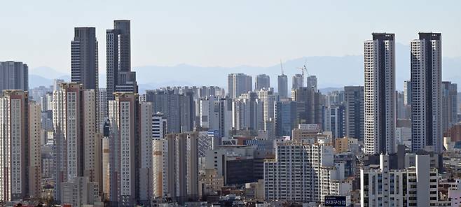 지난 4월 대구 동구 영남타워에서 본 아파트 단지들과 공사현장. 영남일보DB