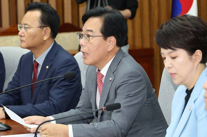국민의힘 송언석 원내대표가 20일 서울 여의도 국회에서 열린 원내대책회의에서 발언하고 있다. 왼쪽부터 유상범 원내운영수석부대표, 송 원내대표, 김은혜 원내정책수석부대표. 연합뉴스