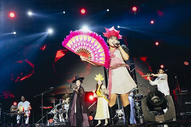 퓨전국악 밴드 '악단광칠' 공연 모습.  <서구문화회관 제공>