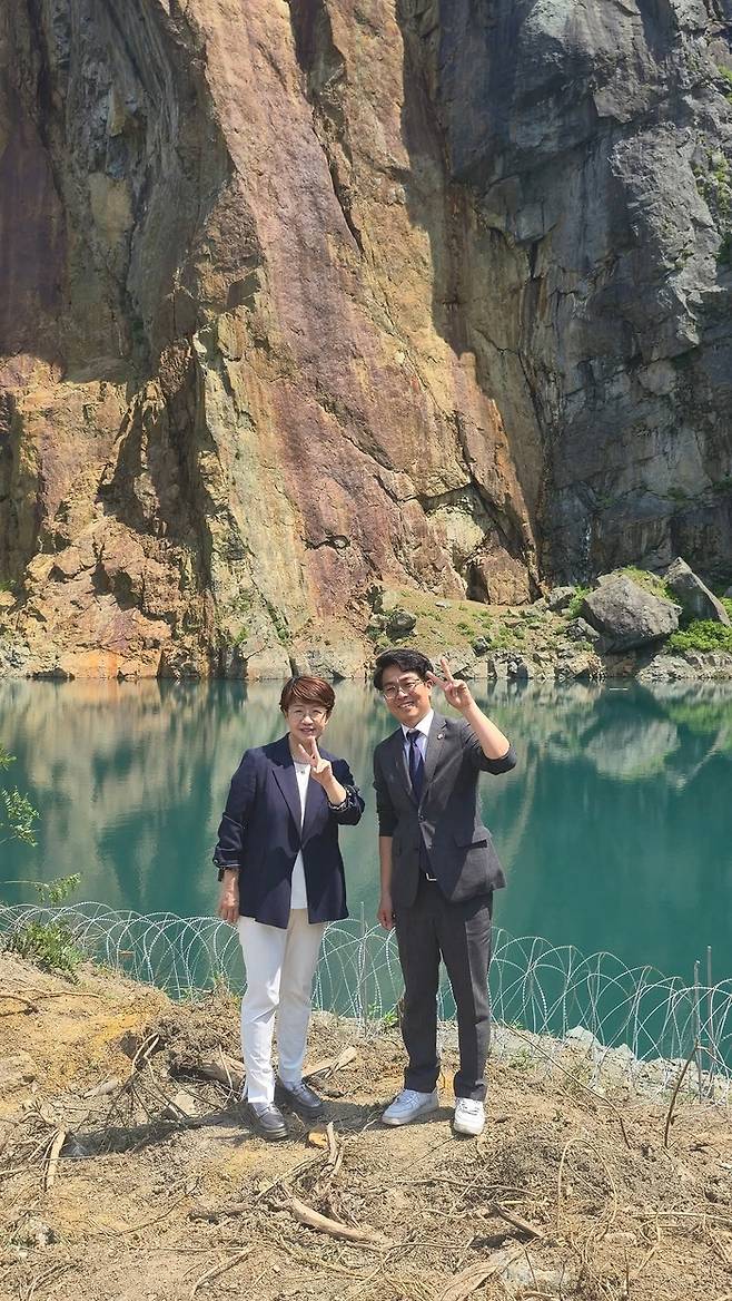 김은영(왼쪽) 대구 달성군의회 의장과 서민우 달서구의회 의장이 20일 달성군 가창면 폐채석장을 찾아 현장을 둘러본 뒤 기념촬영을 하고 있다. <서 의장 페이스북 캡처>