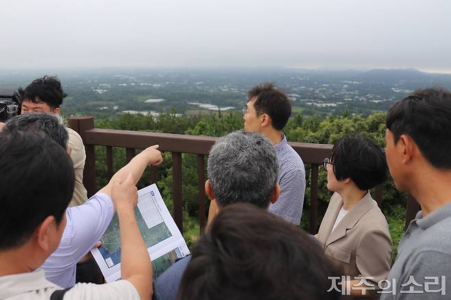 서귀포시 성산읍 대수산봉에서 제주 제2공항 사업부지를 확인하고 있는 협의회 위원들. ⓒ제주의소리