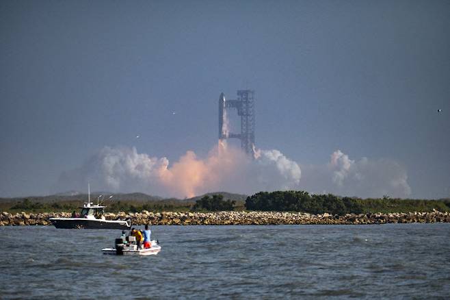 스페이스X의 스타십 로켓이 5월 27일(현지시간) 미국 텍사스 주 스타베이스 기지에서 발사되고 있다. (사진=AFP)